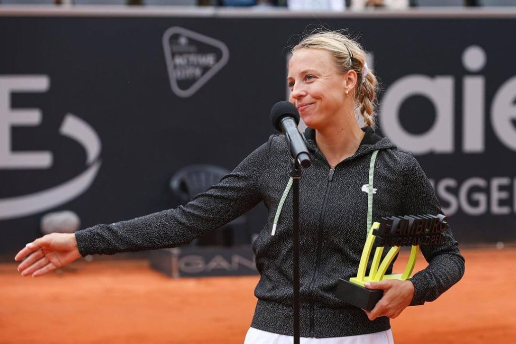 Anett Kontaveit smiling with Hamburg Open Trophy