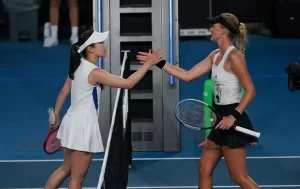 Nao Hibino playing against Kristina Mladenovic
