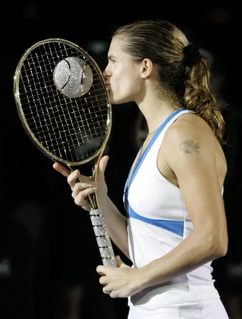 Amelie Mauresmo kissing Diamond Tennis Racquet