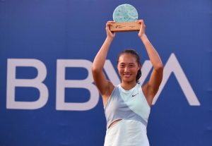 Qinwen Zheng wirh BBVA open 2022 Singles Trophy