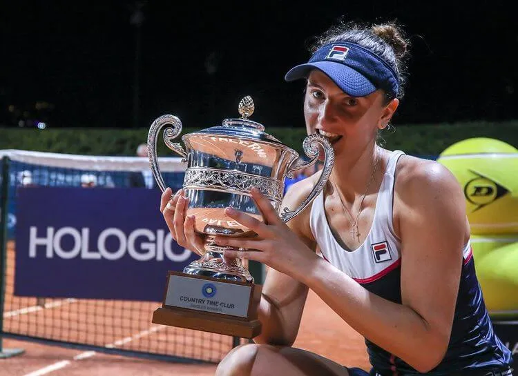 Irina-Camelia Begu holding Palermo Ladies Open 2022 Trophy