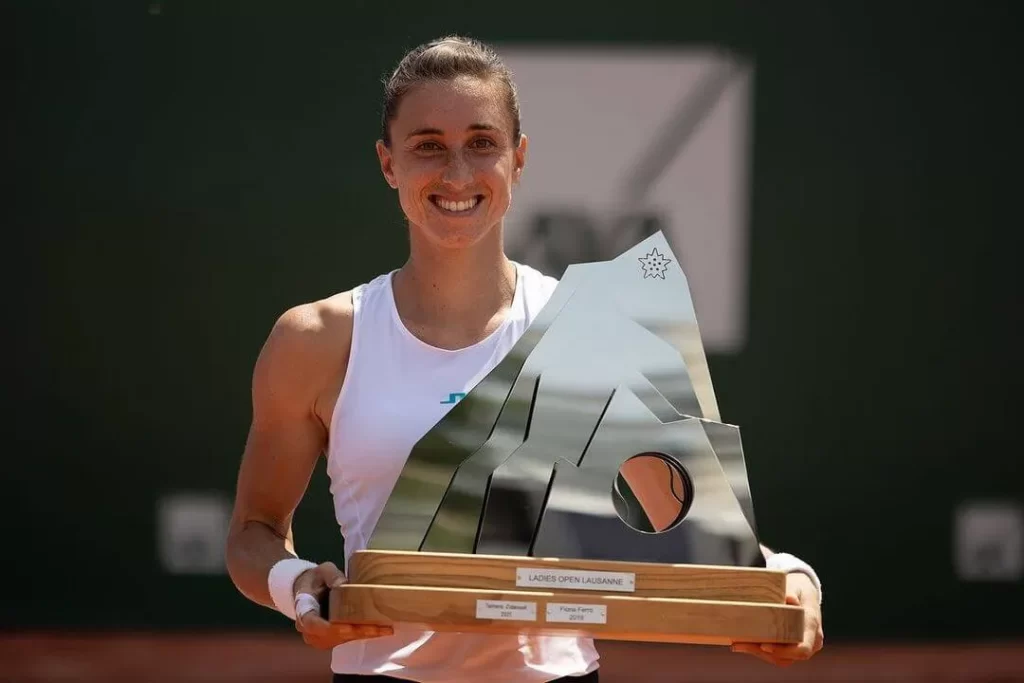 Petra Martic holding Ladies Open Lausanne 2022 trophy