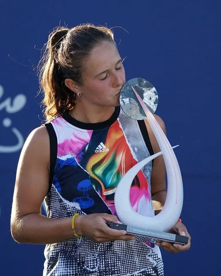 Daria Kasatkina kissing silicon valley classic trophy after wining singles final