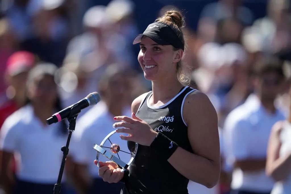 Beatriz Haddad Maia posing with National Bank Open runner-up Trophy